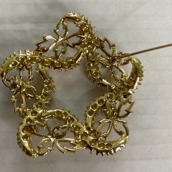 Vintage-Style Gold Tone Brooch with Faux Pearls – Openwork Star Wreath Classic - Picture 3 of 5